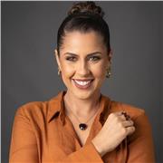 Professora de direito especialista em contratos